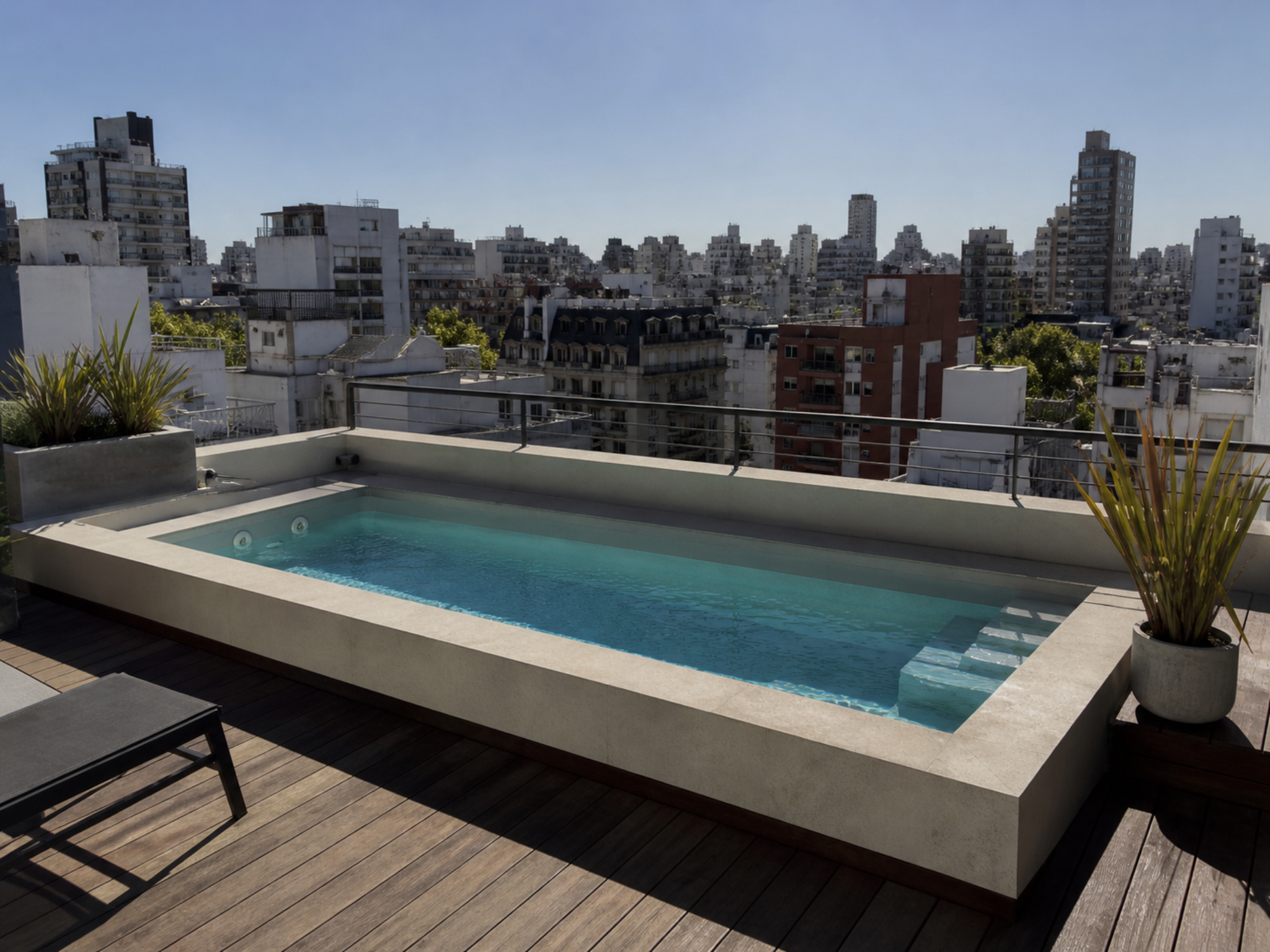 Piscina rooftop elevada con vista urbana